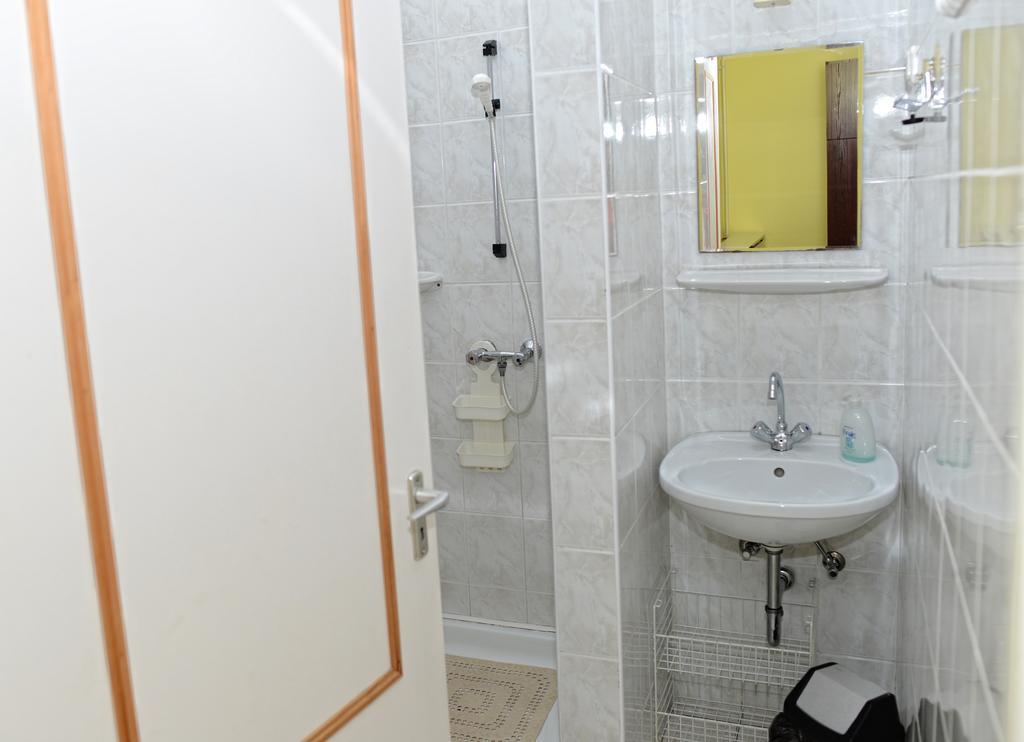 Stop Apartment Buk Bilik gambar