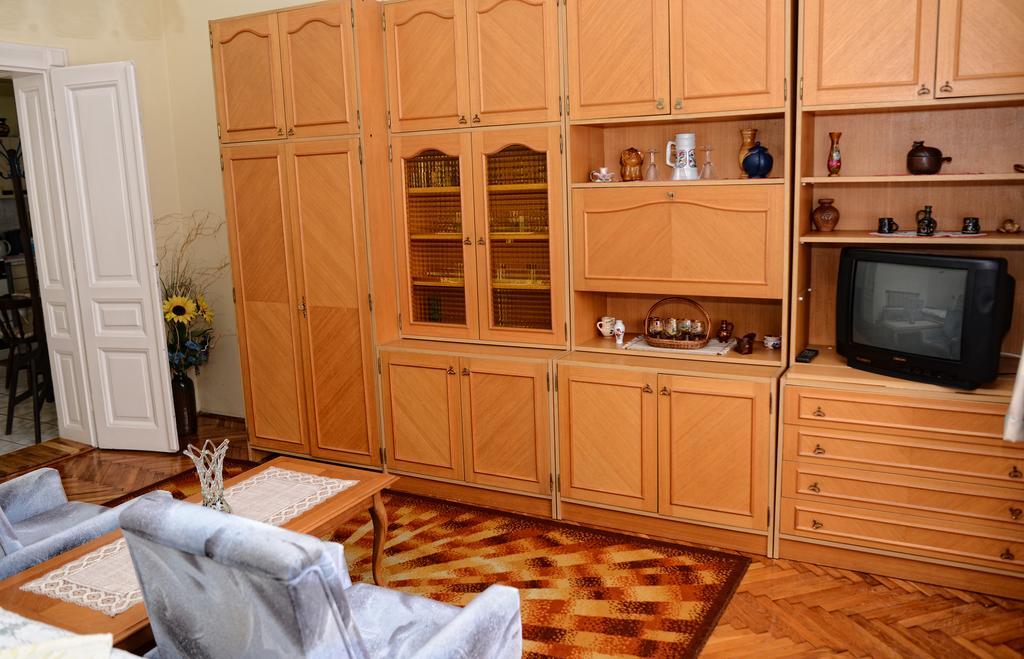 Stop Apartment Buk Bilik gambar
